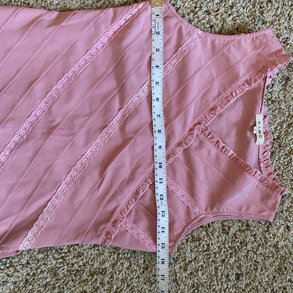 Cute pink sleeveless blouse with ruffle and lace details in front - Picture 2 of 4